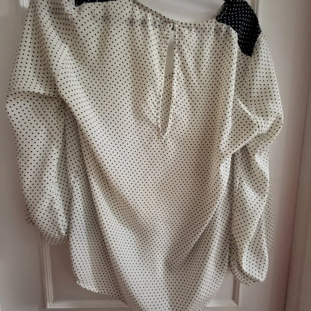 ZARA BASIC Polka Dot V-Neck Blouse with Contrast Shoulder Detail - Large. - Picture 6 of 8